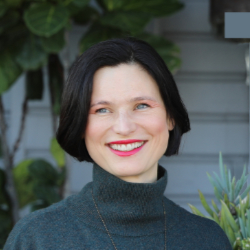 Elly Russell headshot